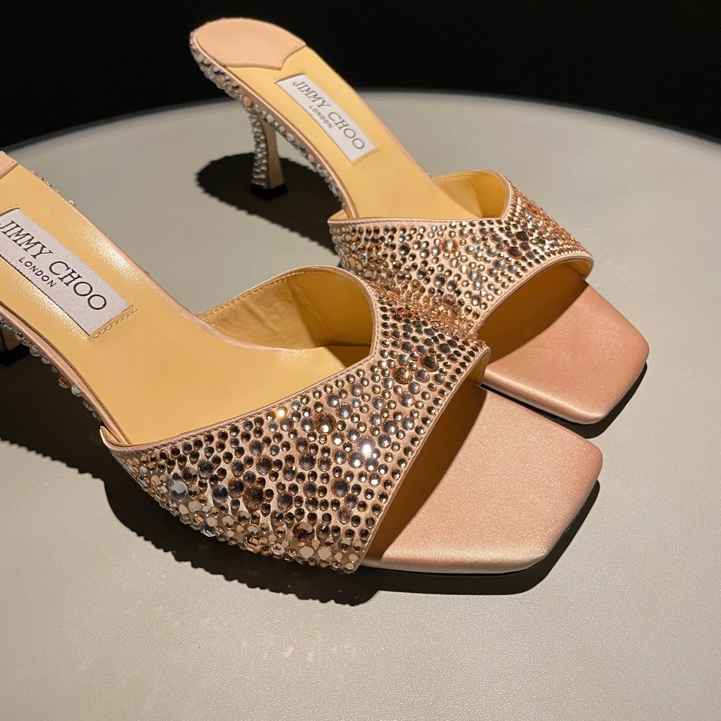 👟👟Ex-factory price 640👟👟 JIMMY CHOO A pair of high heels that can conquer all men👠Easy to wear and versatile, a must-have item for the annual meeting🥂Bilng Bilng is so beautiful that no one can breathe. Material: silk hot diamond gradient champagne color🍸Sheepskin lining Italian leather outsole 2 colors for sale: champagne white Size: 34-40 (41 42 43 (Customized)) Height 7cm, packed at the same time at the counter!